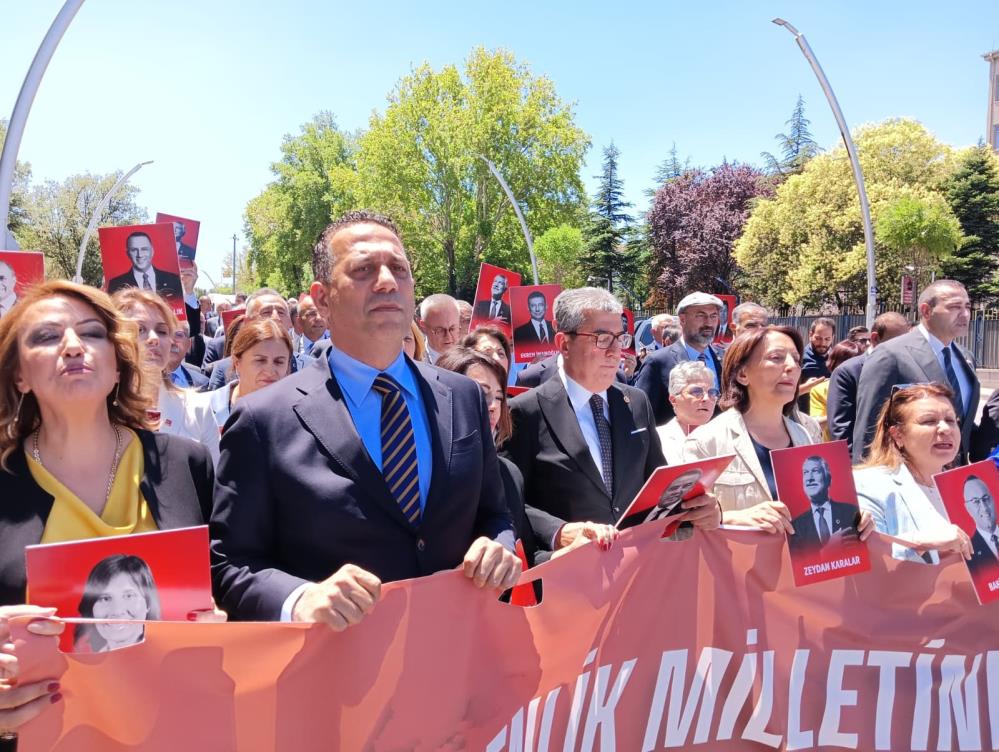 CHP'li milletvekilleri belediye operasyonlarını protesto etmek için başkent Ankara'da slogan