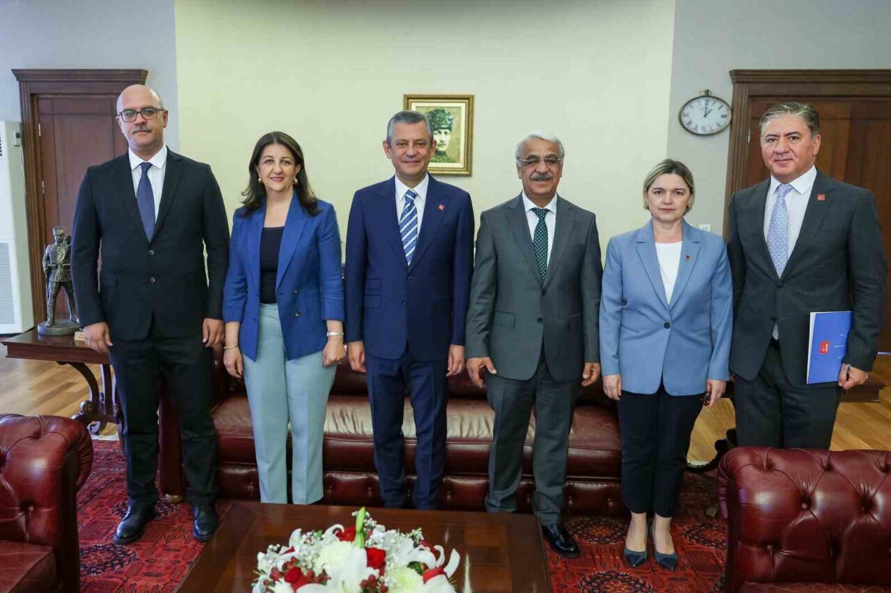 Cumhuriyet Halk Partisi (CHP) Genel Başkanı Özgür Özel, Halkların Eşitlik