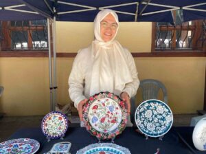 Eskişehir’de cami süslemeleri ve halı motiflerinden aldığı ilhamla çini sanatına