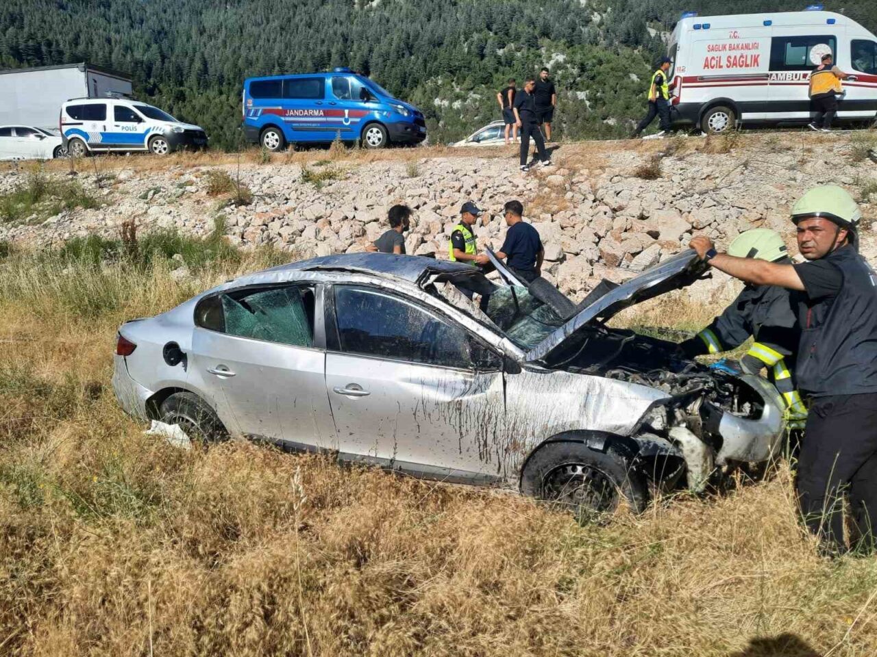 Feci kazada aynı aileden 3 kişi öldü. Tarlaya devrilen otomobildeki