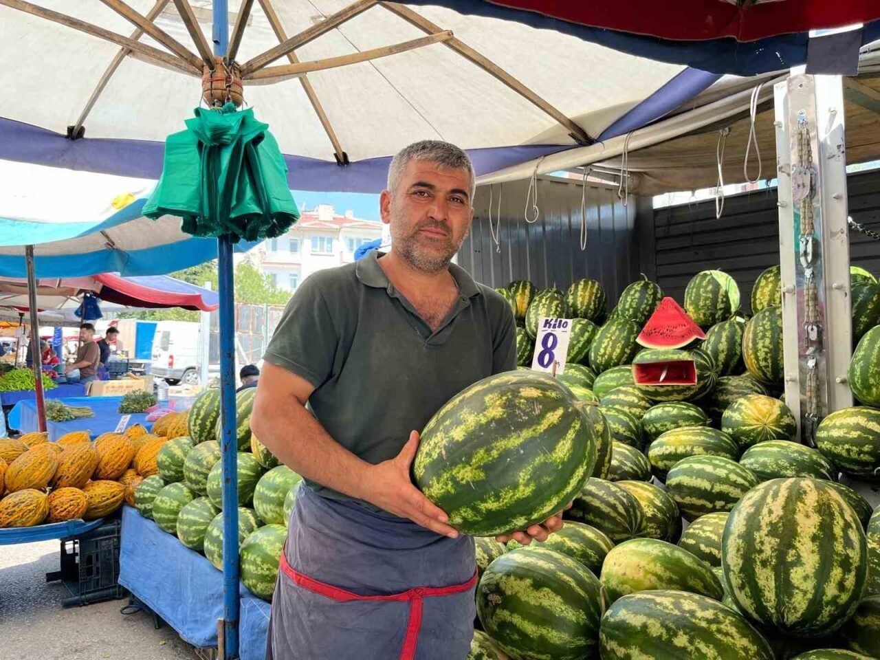 Eskişehir’de pazarcılık yapan Ömer Akdaş, karpuz fiyatlarının düşük olmasına rağmen