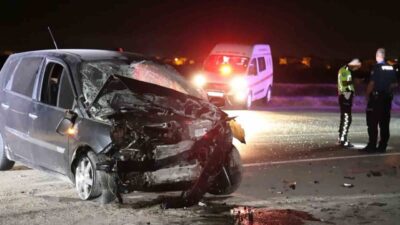 Aksaray’da sürücüsünün direksiyon hakimiyetini kaybettiği otomobil bahçe duvarına çarpıp yola