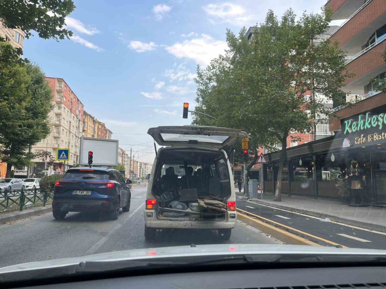 Eskişehir’de bir minibüsün bagajına kapısı açık bir şekilde yüklenen keresteler