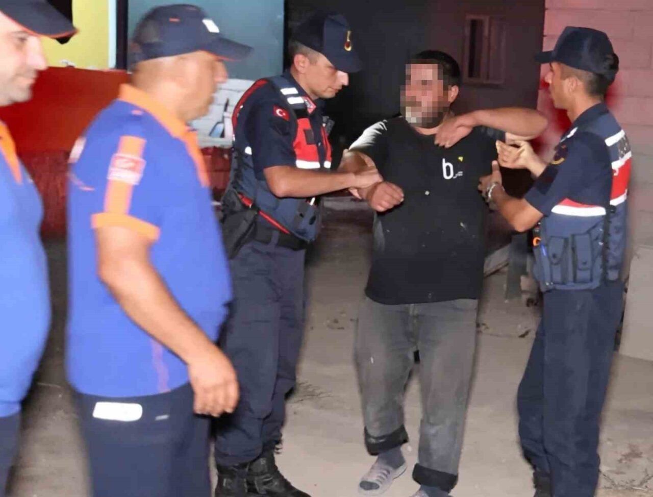 Aksaray’da gece yarısı evinde yılan olduğunu belirterek jandarma ve AFAD