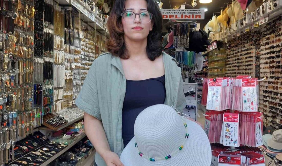 Eskişehir’de şapka satıcılığı yapan Zeynep Albayrak, yaz aylarının gelmesiyle birlikte