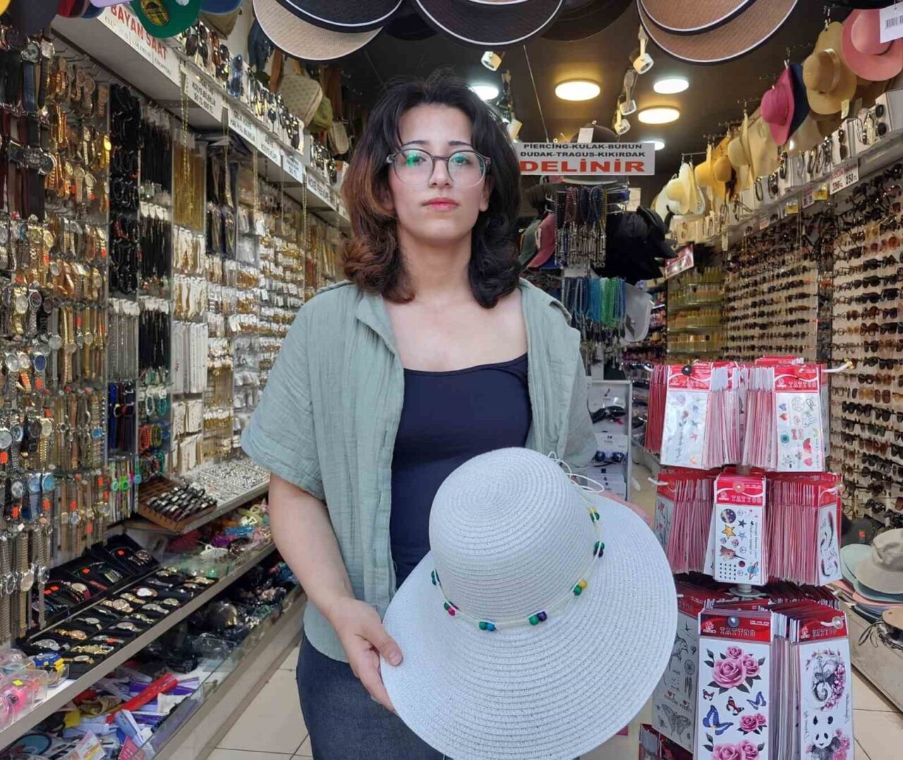 Eskişehir’de şapka satıcılığı yapan Zeynep Albayrak, yaz aylarının gelmesiyle birlikte