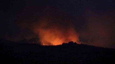 Eskişehir’in Seyitgazi ilçesinde söndürme çalışmaları süren orman yangınında havadan müdahaleye