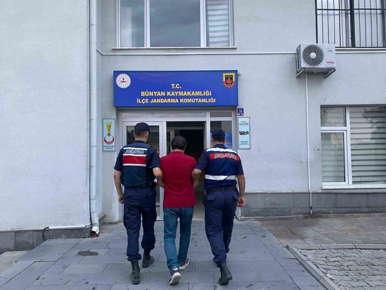 Kayseri’de jandarma ekipleri tarafından yapılan çalışmalarda, FETÖ üyeliğinden kesinleşmiş cezası