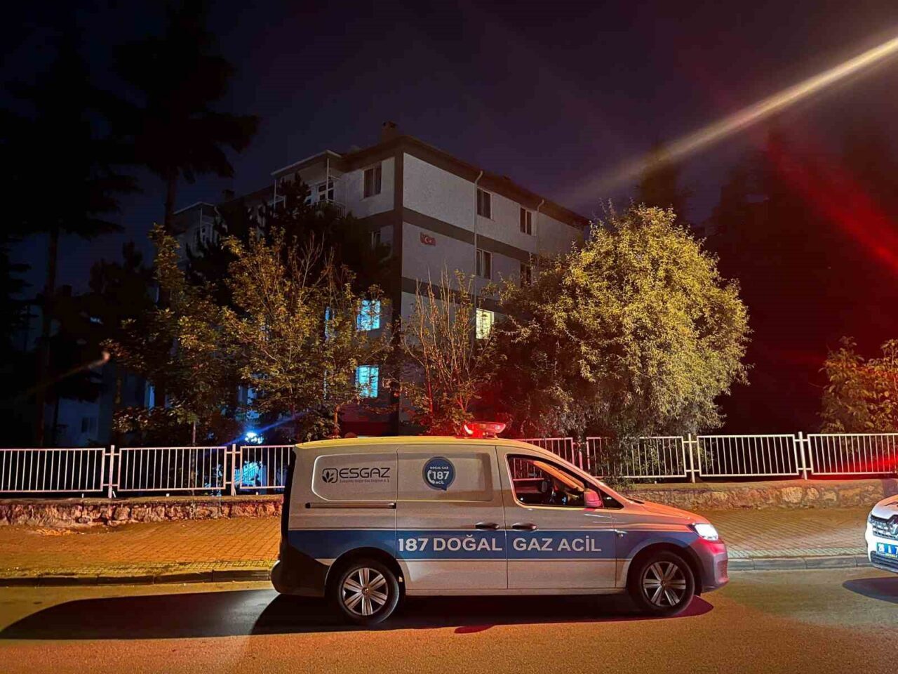 Eskişehir’de gece geç saatlerde bir site içindeki apartmanda doğal gaz