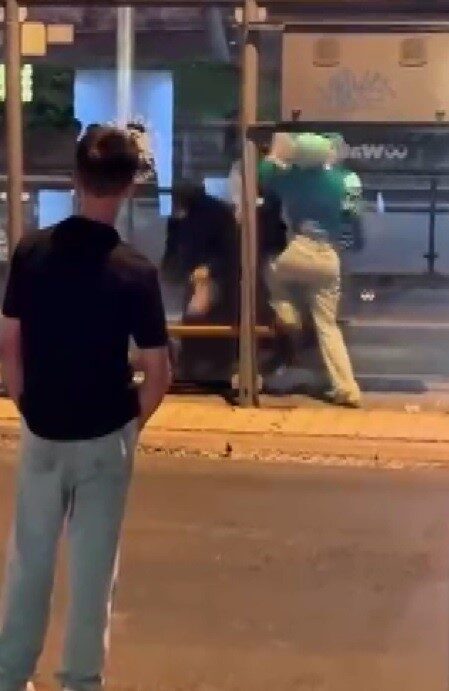 Konya’da otobüs durağında bekleyen 2 genç kız arasında çıkan kavga,