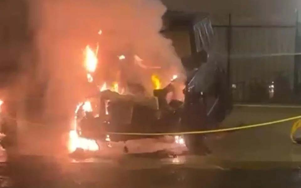 İstanbul Sarıyer’de iş insanlarına ait iki lüks cip, kimliği henüz