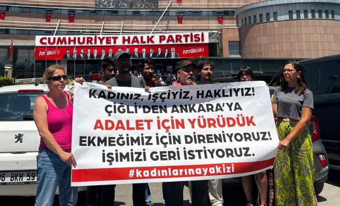 İzmir Çiğli Belediyesi'nden gerekçesiz şekilde işten çıkarıldıklarını iddia eden bir