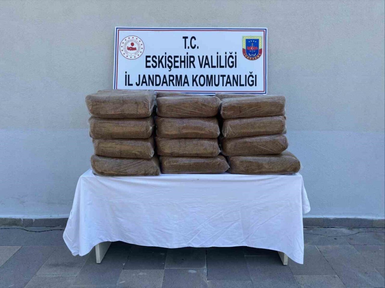 Eskişehir İl Jandarma Komutanlığı ekiplerince şüpheli bir şahsın aracında yapılan