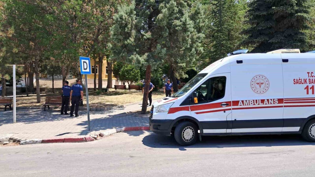 Karaman’da parkta yaşanan bıçaklı kavgada 1 kişi yaralandı.