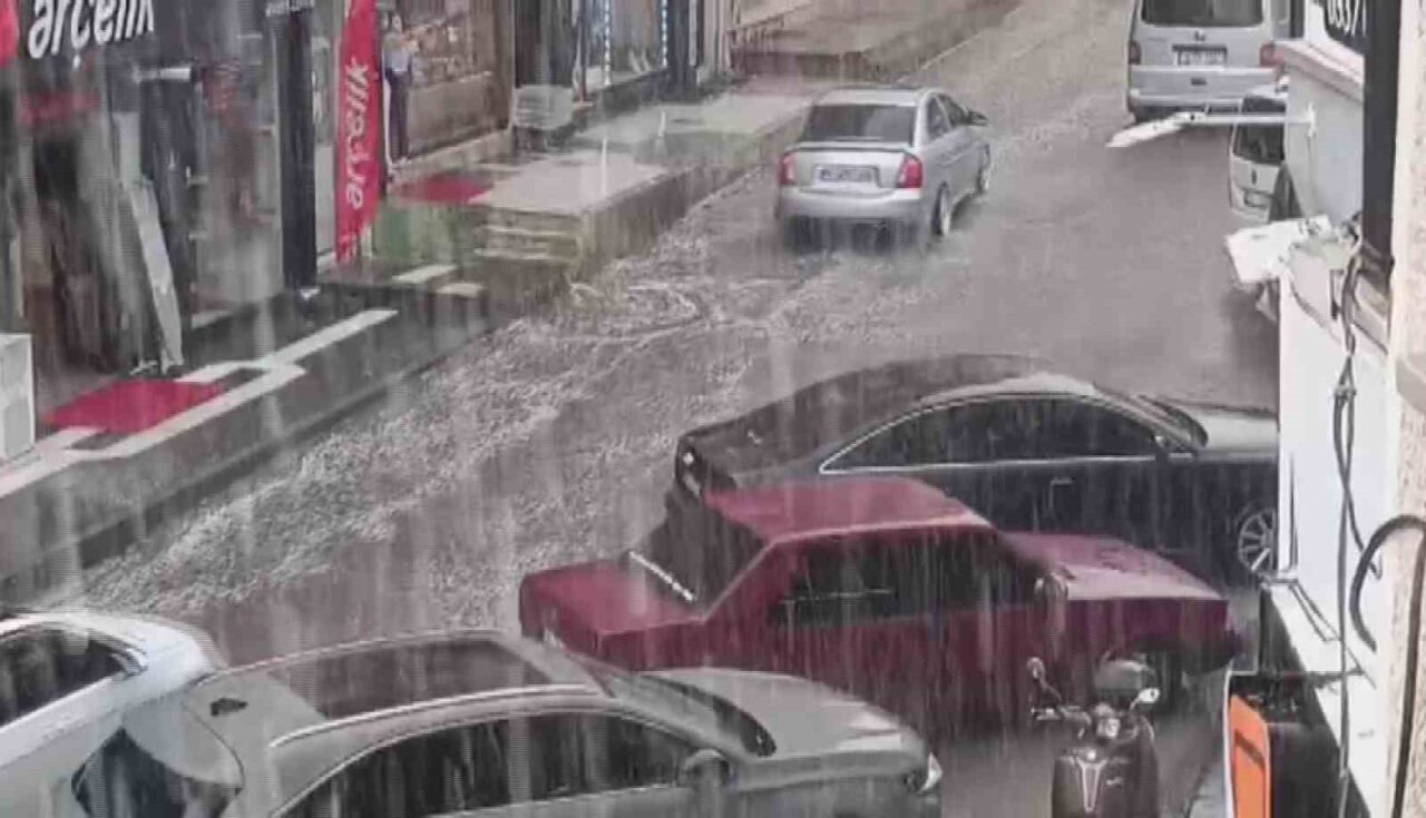 Kayseri’nin Develi ilçesinde kavurucu sıcakların ardından sağanak yağış etkili oldu.