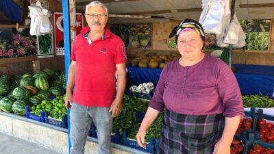 Eskişehir’de eşiyle birlikte yetiştirdikleri sebzeleri tarlasının önünde satan Havva Demir,