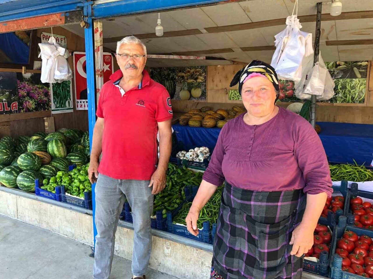 Eskişehir’de eşiyle birlikte yetiştirdikleri sebzeleri tarlasının önünde satan Havva Demir,