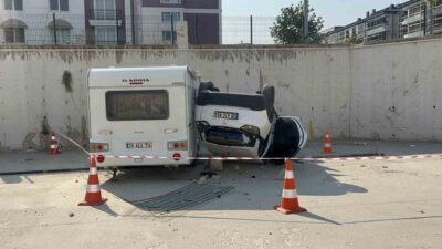 Eskişehir’de direksiyon hâkimiyetini kaybeden anne ve 14 yaşındaki kızı, araçla