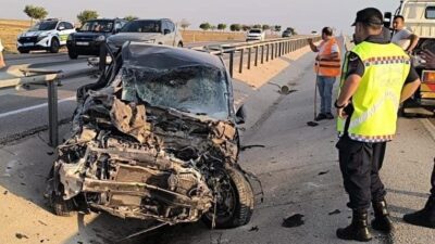 Konya’nın Kulu ilçesinde kontrolden çıkan otomobilin demir bariyerlere çarpması sonucu