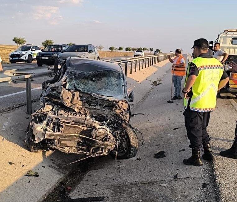 Konya’nın Kulu ilçesinde kontrolden çıkan otomobilin demir bariyerlere çarpması sonucu