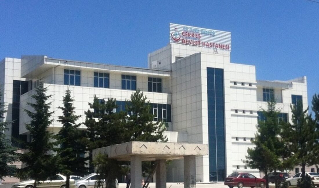 Çankırı’nın Çerkeş ilçesinde kontrolden çıkan otomobilin traktörün römorkuna çarpması sonucu