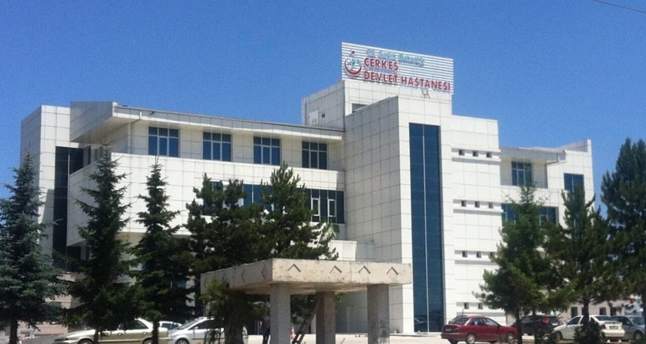 Çankırı’nın Çerkeş ilçesinde kontrolden çıkan otomobilin traktörün römorkuna çarpması sonucu