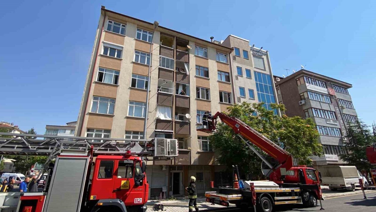 Konya’da 5 katlı apartmanda çıkan yangında apartman sakinleri itfaiye ekipleri