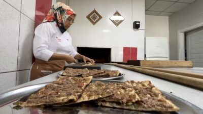 Neriman Gülhan Bursa, küçük bir fırında ustalarına bakarak öğrendiği etli