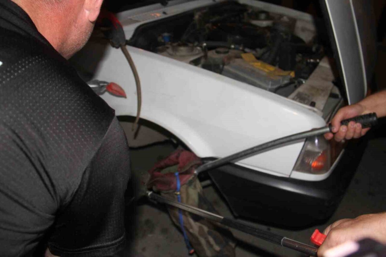 Konya’nın Beyşehir ilçesinde park halindeki otomobilin ön lastiğinin jantına girerek