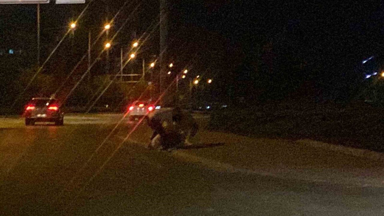 Konya’da yol kenarında 3 gencin tekme tokat kavga etme anı