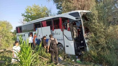 Konya’nın Karapınar ilçesinde kontrolden çıkan yolcu otobüsü yoldan çıkarak şarampoldeki