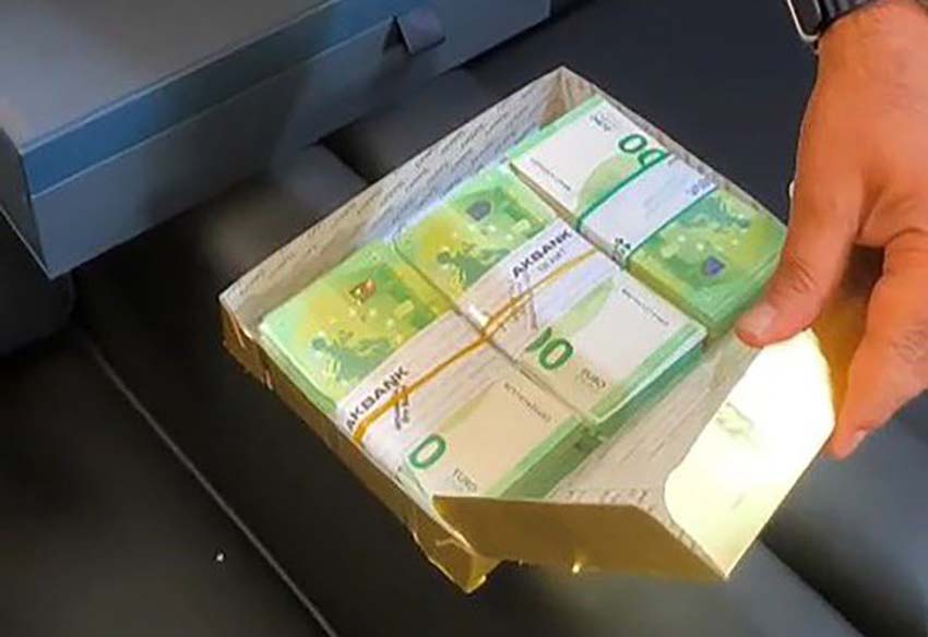 Antalya'nın Manavgat ilçesinde, belediyeye yönelik yolsuzluk ve rüşvet soruşturması kapsamında