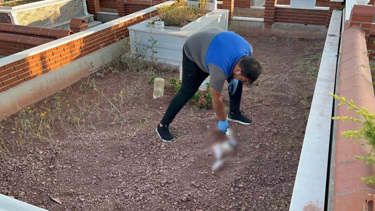 Eskişehir’de bir mezarlık içindeki aile kabristanlığında toprağın eşelenmesiyle ortaya çıkan