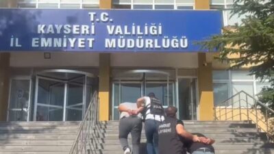 Kayseri’de yasaklı madde tacirlerine yönelik operasyonda gözaltına alınan şahıslardan birinin