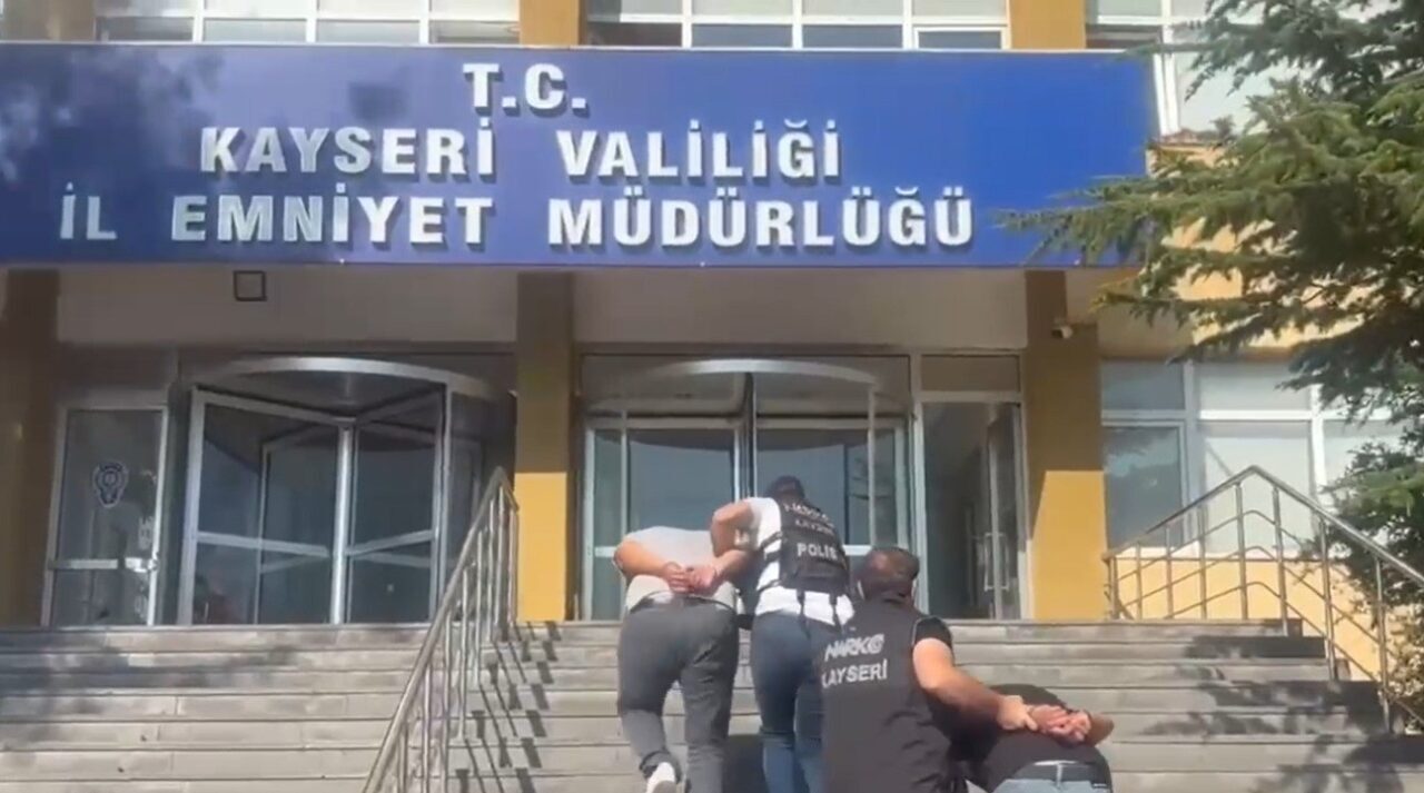 Kayseri’de yasaklı madde tacirlerine yönelik operasyonda gözaltına alınan şahıslardan birinin