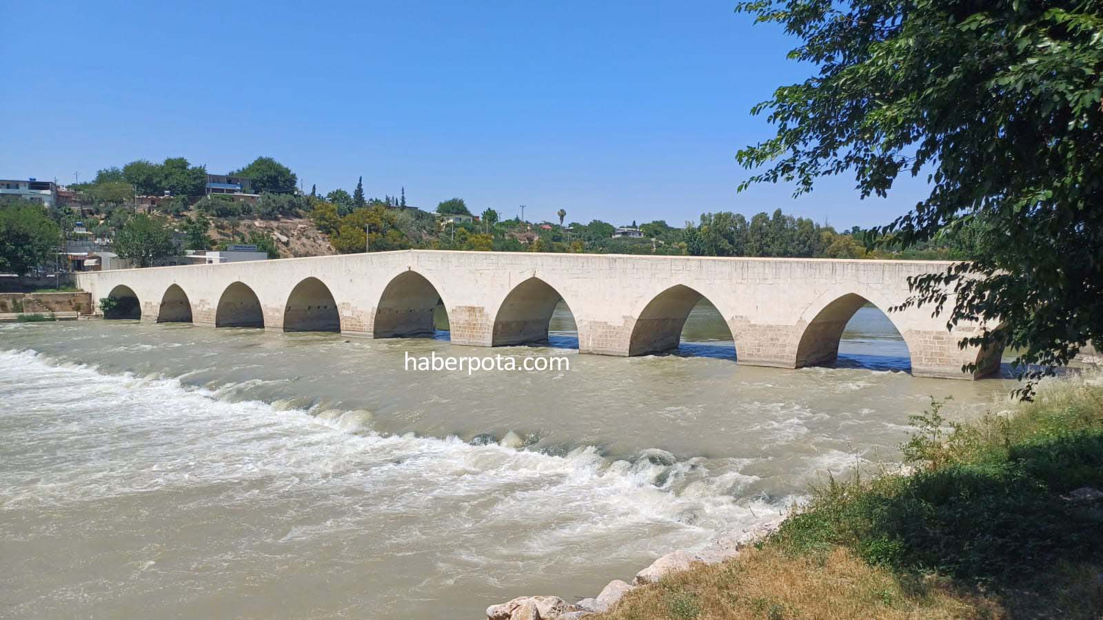 Misis Köprüsü, Ceyhan Nehri üzerinde, Adana'nın merkez ilçesi Yüreğir'e bağlı