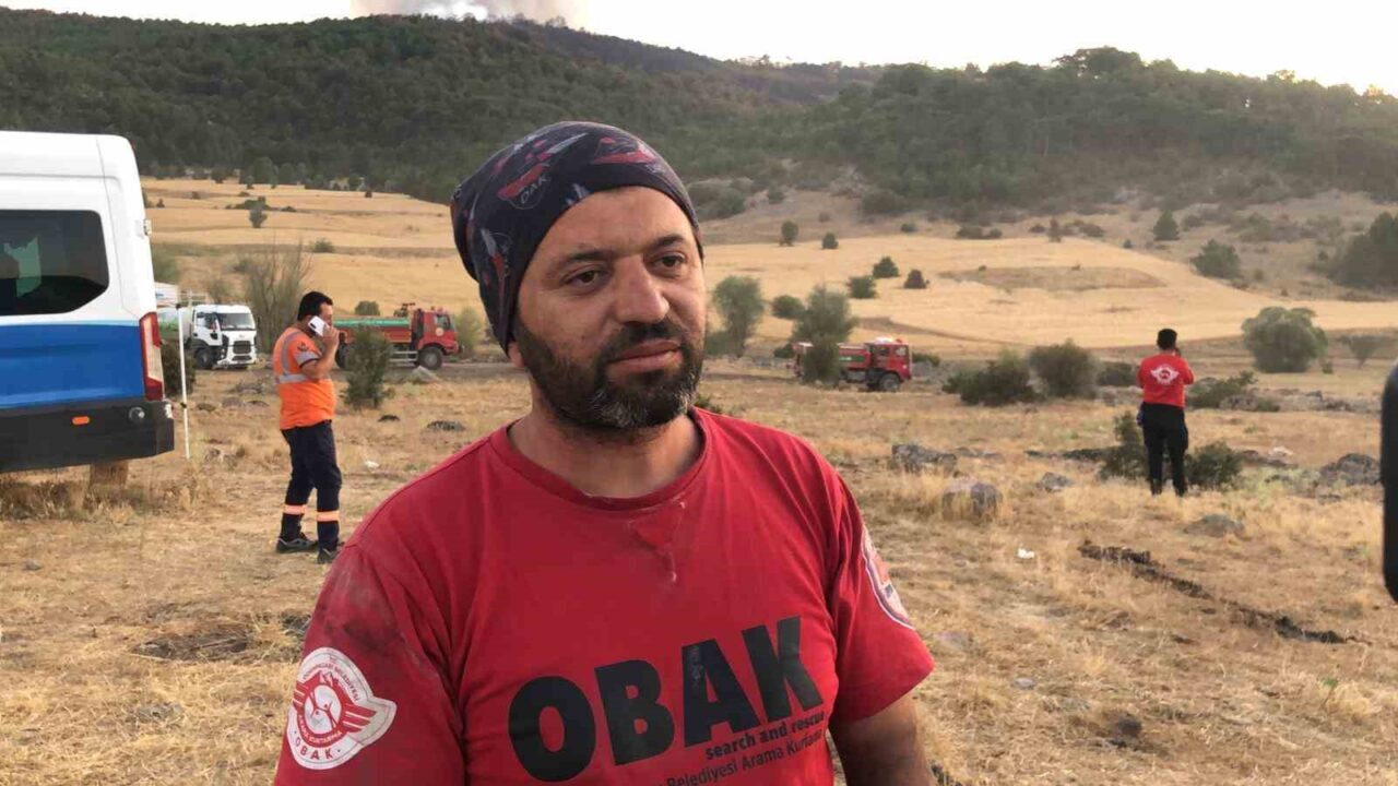 Eskişehir’in Seyitgazi ilçesindeki orman yangını, rüzgarın da etkisiyle Afyonkarahisar’ın İhsaniye