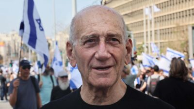 İsrail’in eski başbakanlarından Ehud Olmert, Netanyahu hükümetinin Gazze Şeridi’nde Filistinlileri