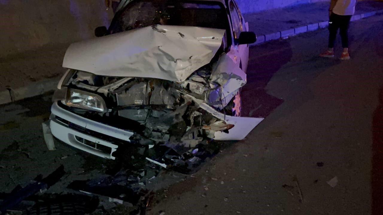 Niğde’de iki otomobilin kafa kafaya çarpışması sonucu meydana gelen trafik