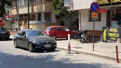 Eskişehir’de bazı sürücüler, trafiğin çift yönden aktığı sokaktaki ’Park Yasaktır’