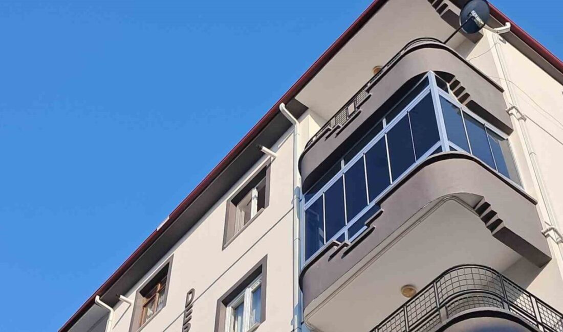 Karaman’da 5. kattaki dairenin penceresinden düşen 2 yaşındaki çocuk hayatını