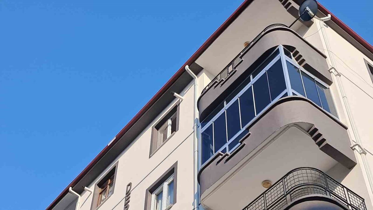 Karaman’da 5. kattaki dairenin penceresinden düşen 2 yaşındaki çocuk hayatını