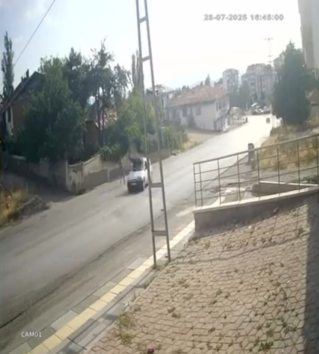 Ankara’da polis ekiplerinden kaçmaya çalışırken önce bir aracın çarptığı şahıs,