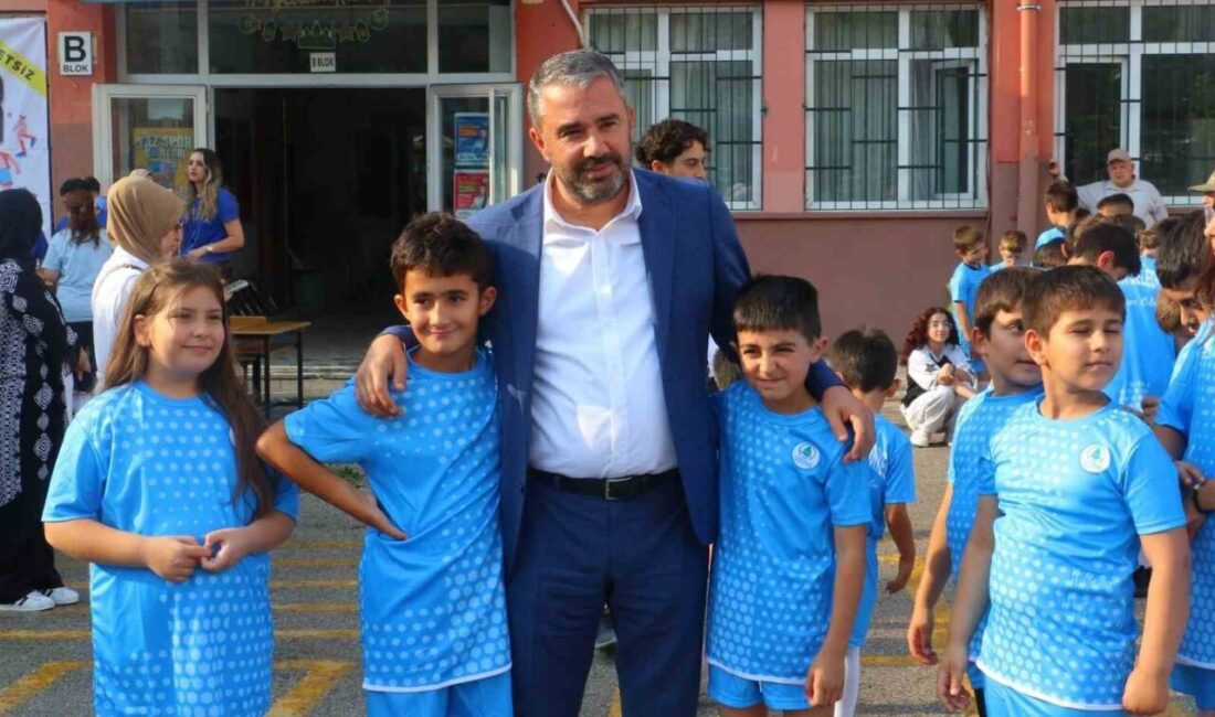 Ankara'nın Pursaklar Belediyesi’nce yaz spor okullarına katılan öğrencilere ücretsiz forma