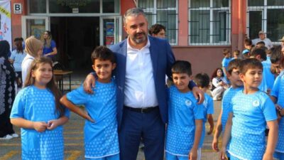 Ankara'nın Pursaklar Belediyesi’nce yaz spor okullarına katılan öğrencilere ücretsiz forma