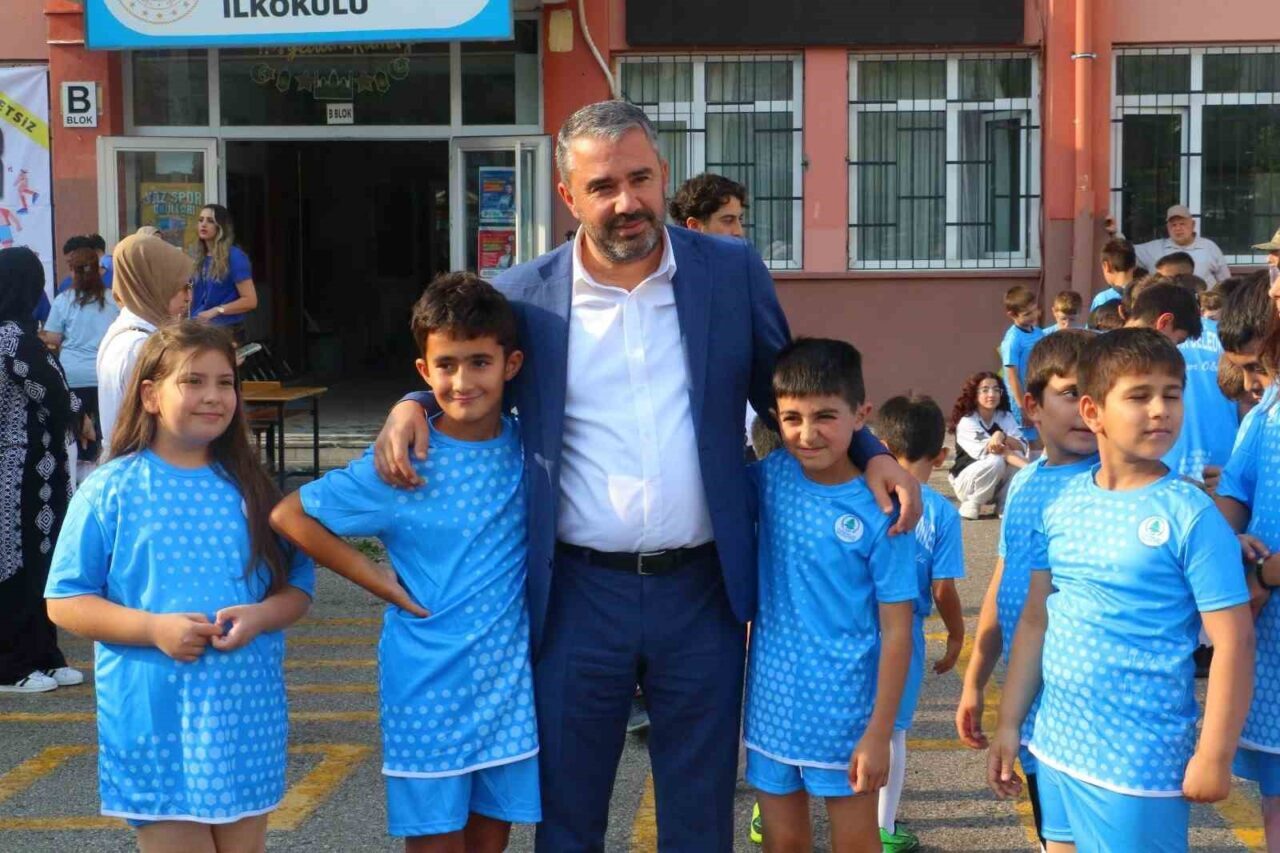 Ankara'nın Pursaklar Belediyesi’nce yaz spor okullarına katılan öğrencilere ücretsiz forma