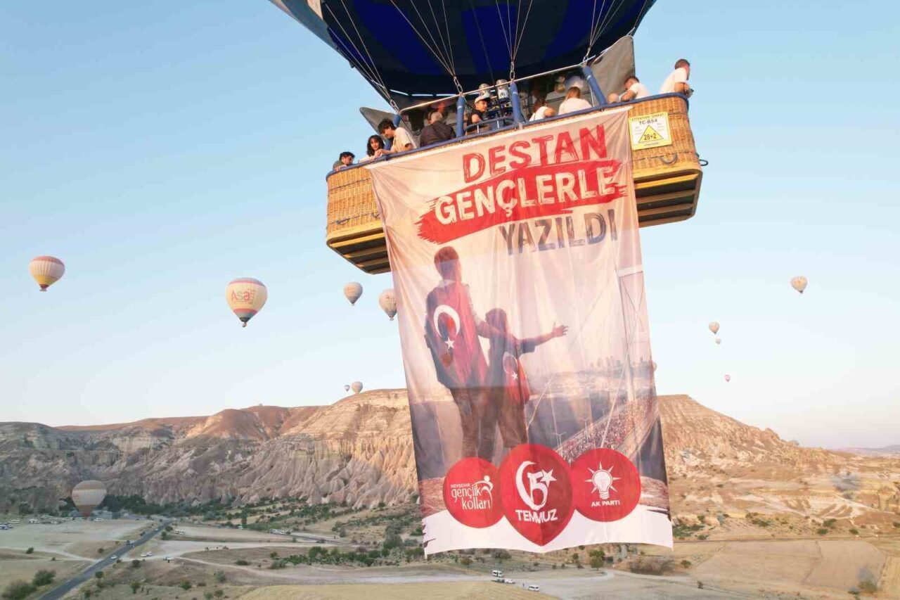 Kapadokya’da sıcak hava balonları 15 Temmuz nedeniyle Türk bayrağı, Atatürk