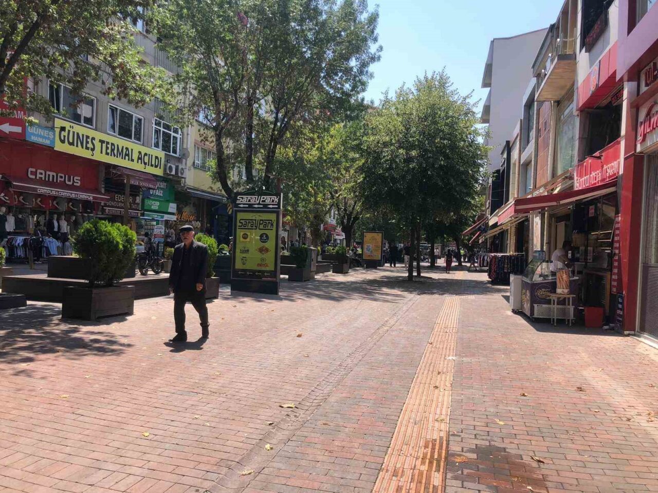 Eskişehir’de mevsim normallerinin üstüne olan hava sıcakları vatandaşların dışarı çıkmasına