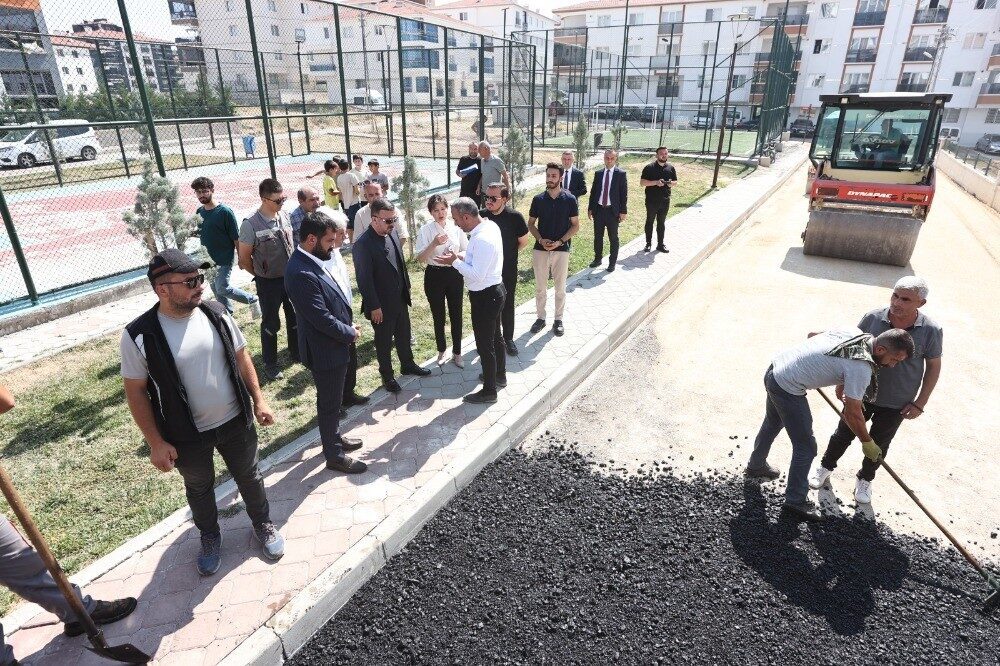 Ankara'nın Sincan Belediyesi, vatandaşların güvenli ve konforlu ulaşımı için asfalt