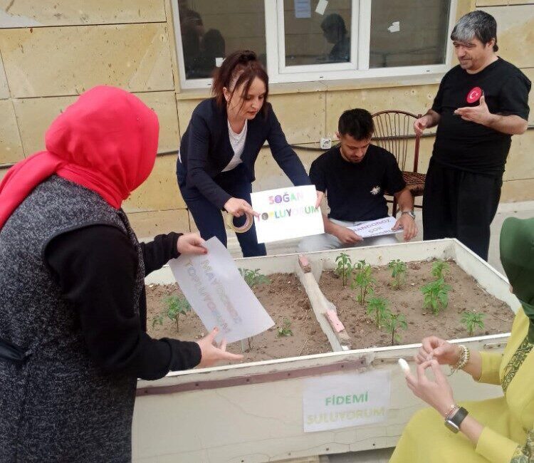 Ankara'nın ilçesi Sincan Belediyesi bünyesindeki engelli kursiyerlerin el sanatlarından organik